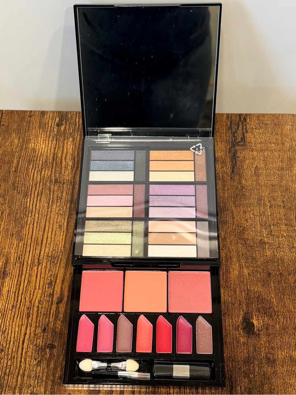 Malibu Glitz versatile Makeup Palette —Eyeshadows, Blushes & Lip